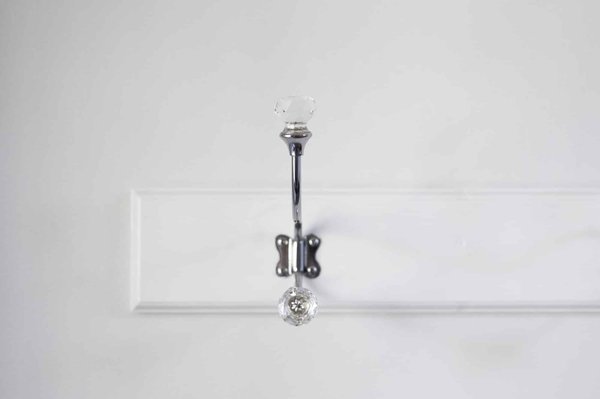 Comment harmoniser une patère métal au salon mur doré ?